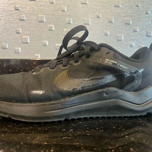 Nike Downswifter women’s Black Athletic Sneakers